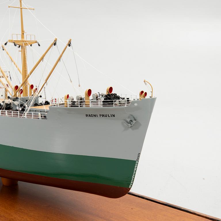 M/S Ragni Paulin, Åbo och senare Nagu, rederimodell i monter.