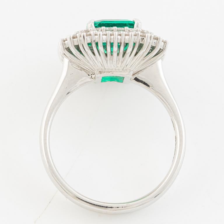Ring, cocktail ring, 18K white gold with synthetic emerald and brilliant-cut diamonds.