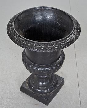 TRÄDGÅRDSURNOR, ett par, gjutjärn, 1900-tal.