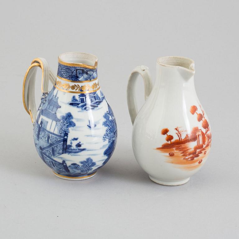 KANNOR, två stycken, porslin. Qingdynasty, Qianlong (1736-95).