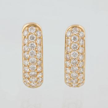 ÖRHÄNGEN, 18K guld med 56 briljantslipade diamanter, 1.44 ct.  Vikt 7,1 gram.