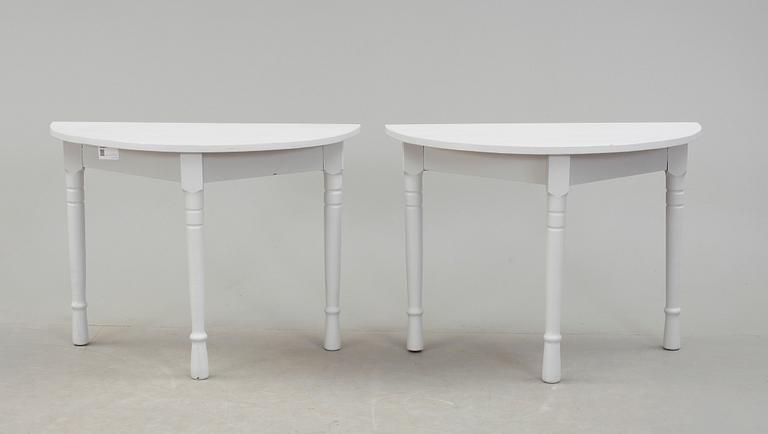 MÅNBORD / KONSOLBORD, ett par, 1800/1900-tal.