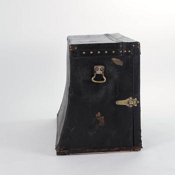 Louis Vuitton, LOUIS VUITTON, trunk for car, early 20th century.