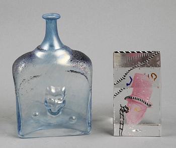 SKULPTUR SAMT FLASKA, glas, Bertil Vallien Kosta Boda. Sign.