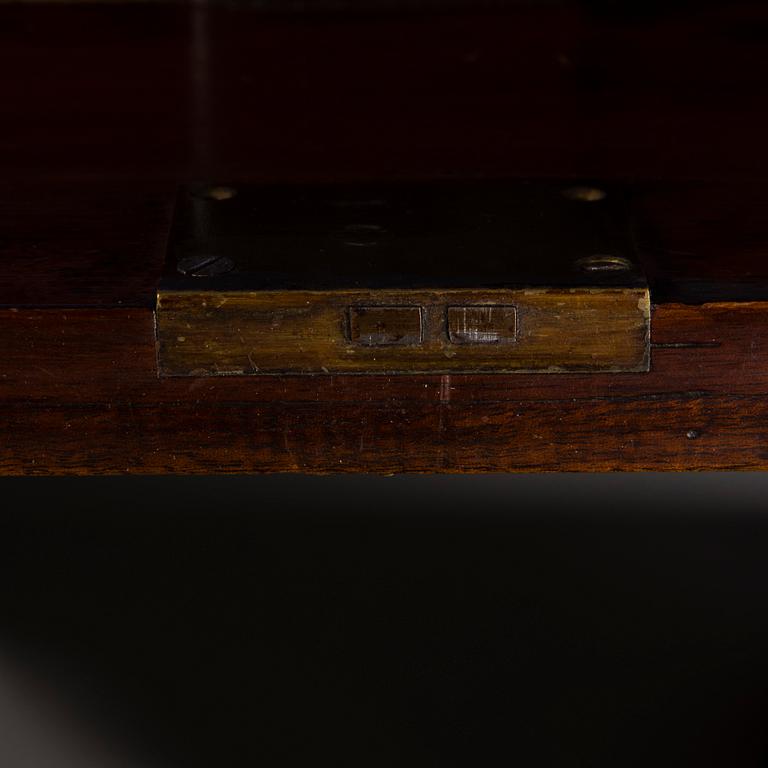 AN ENGLISH BOOKCASE, Georg III, late 18th century.