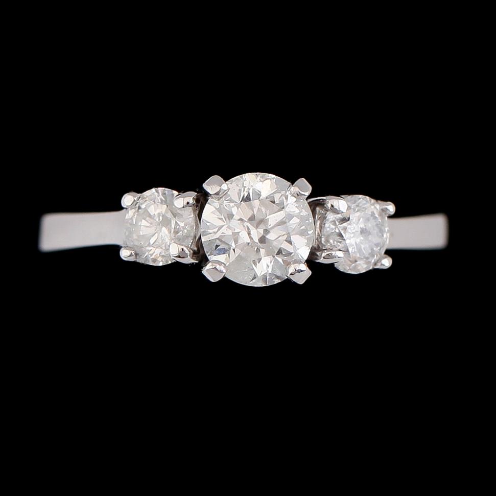 RING, 14K vitguld, diamanter tot ca 0.88 ct.