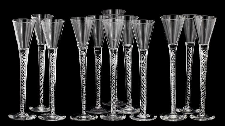 GLAS, snapsglas på hög fot, 12 st, 1900-talets första hälft.