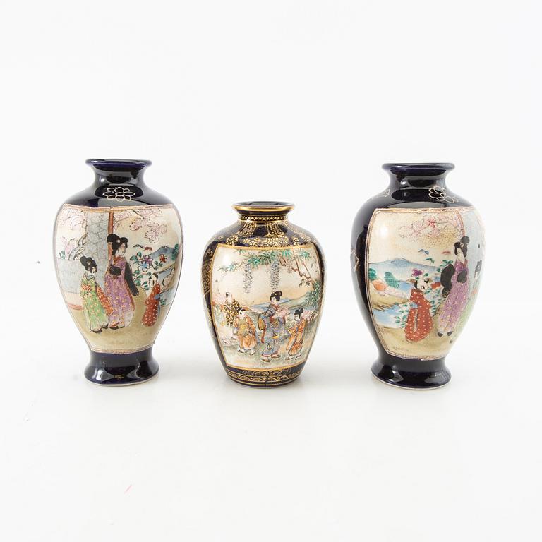 Vaser 3 st, skålar 2 st samt rökelsekar 2 st Japan Satsuma 1900-tal porslin.