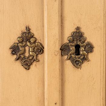 Skåp, gustavianskt, omkring år 1800.
