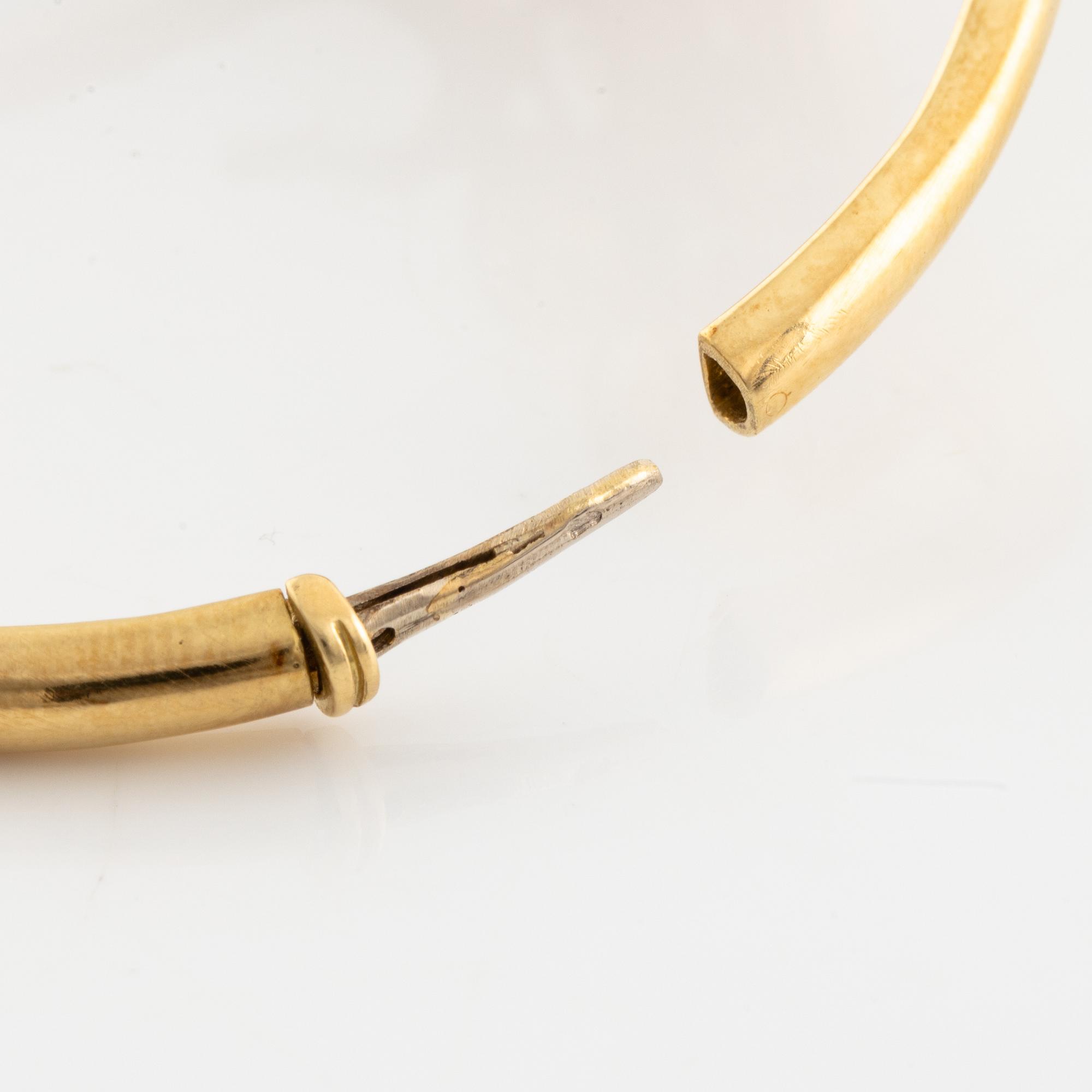 18K gold and brilliant- and eight cut diamond flower bangle.