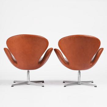 Arne Jacobsen, fåtöljer, ett par, "Svanen", Fritz Hansen, Danmark, 1980.