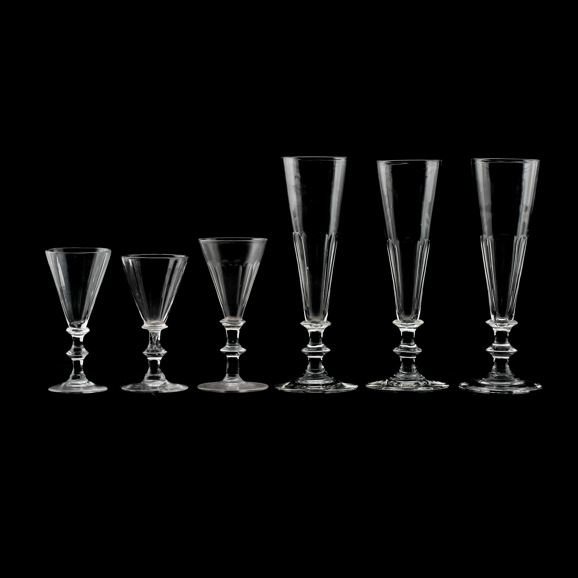 VINGLAS, 10 st samt CHAMPAGNESTRUTAR, 3 st, snarlika, 1800-tal.