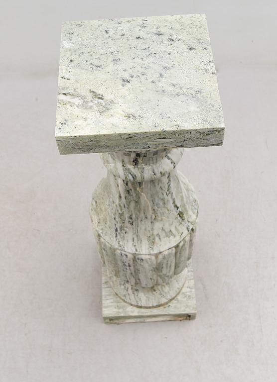 PIEDESTAL, marmor, 1900-talets andra hälft.