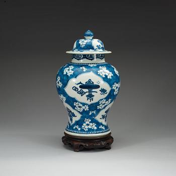 A blue and white jar with cover, Qing dynasty, Kangxi (1662-1722).