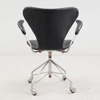 ARNE JACOBSEN, skrivbordsstol, "Sjuan", Fritz Hansen, Danmark.