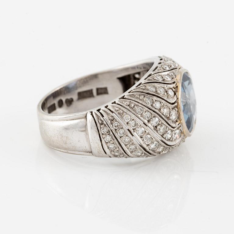 A ring in 18K white gold with a faceted sapphire and eight-cut diamonds.