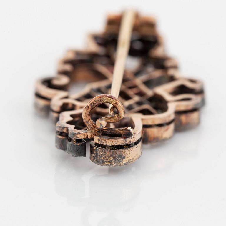 A gold and silver brooch set with old- and rose-cut diamonds.