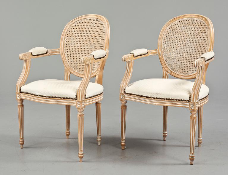 KARMSTOLAR, ett par, gustaviansk stil, 1900-talet fjärde kvartal.