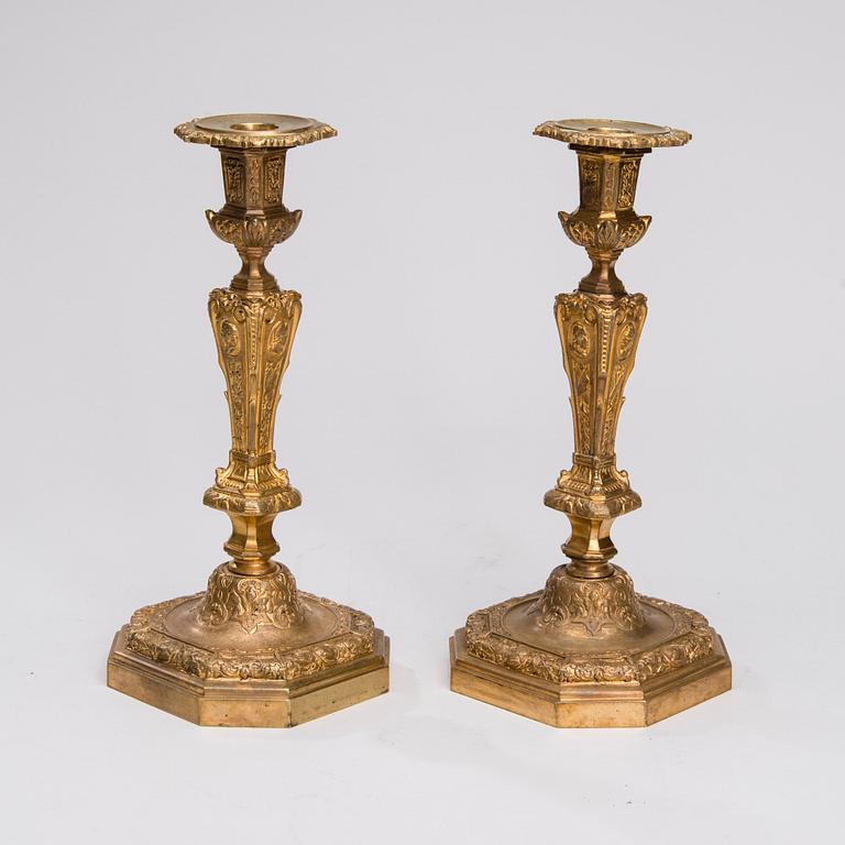 KYNTTILÄNJALKAPARI, kullattua pronssia, Ludvig XIV -stil, vuosisadan vaihde 1800/1900.