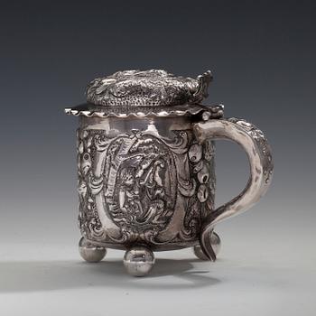 JUOMAKANNU, hopeaa. Saksa 1800 l. Korkeus 13 cm. Paino 414 g.