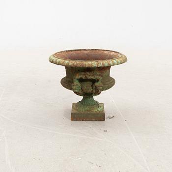 A cast iron garden urn around 1900.