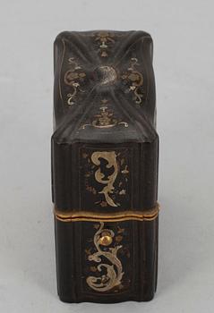 OMPELURASIA, kilpikonnankuorta ja kullattuja metalliosia, 1800-luku.