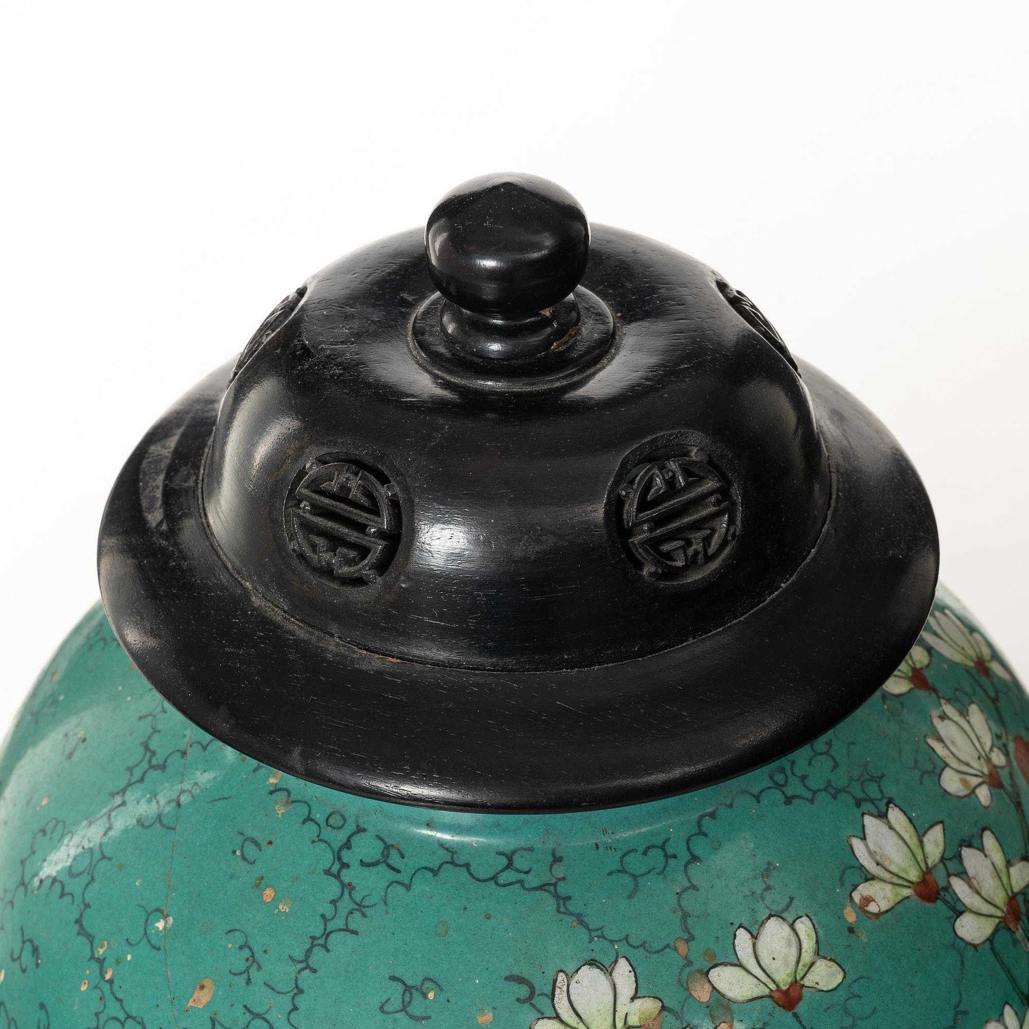A three-piece garniture, Qing dynasty, 19th century.