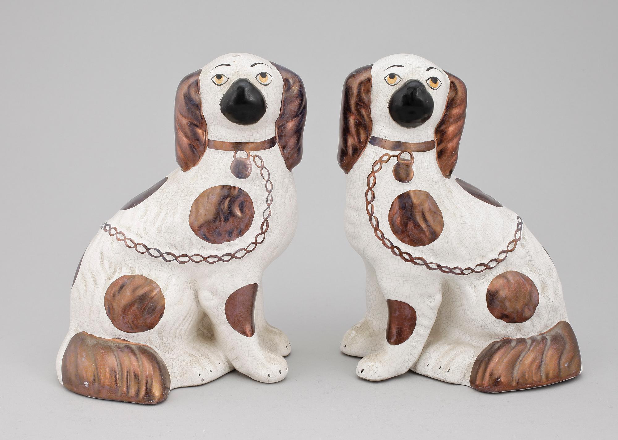 FIGURINER, två par, flintgods. Staffordshiretyp, England, 1900-talets första hälft.