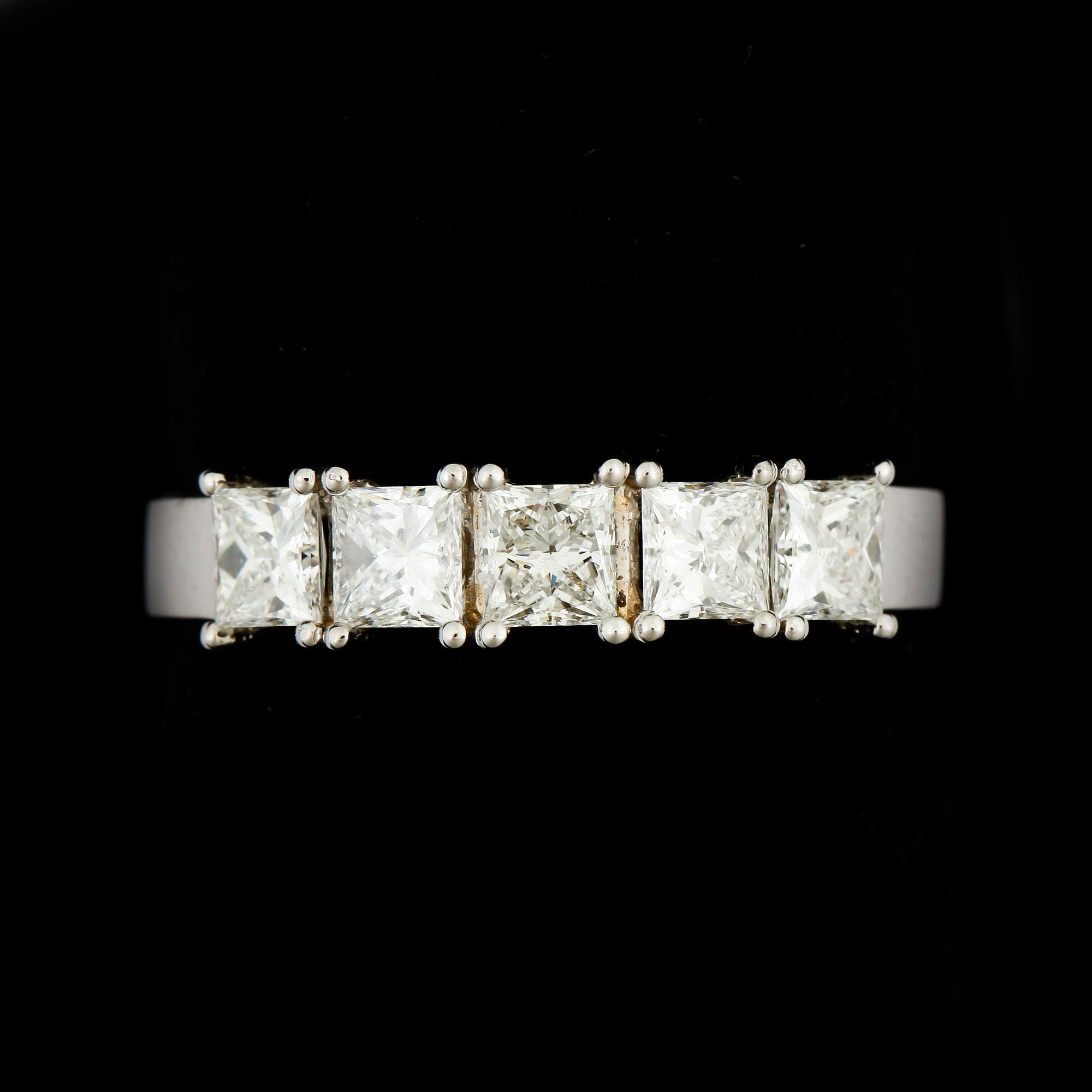 RING, 18k vitguld med 5 princesslipade diamanter tot ca1,18ct. Vikt 4,1g.