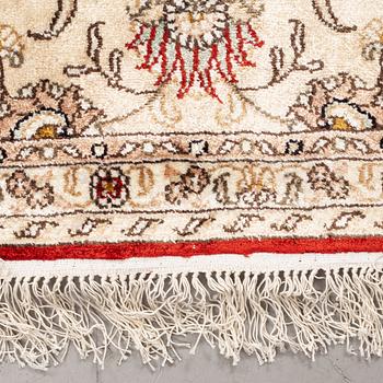 A carpet, Oriental silk, ca 269 x 182 cm.