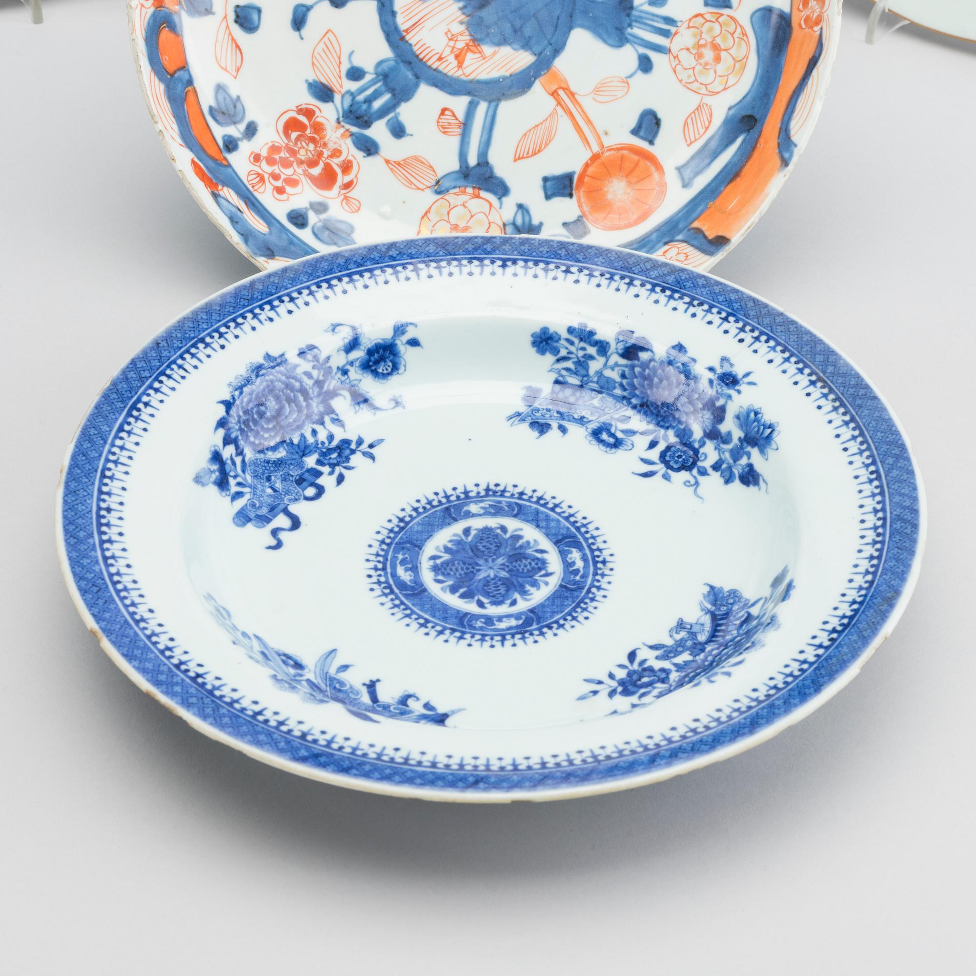 TALLRIKAR, 5 st, porslin, Kina mestadels Qianlong (1736-95).