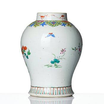 Urna, porslin. Qingdynastin, 1700-tal.