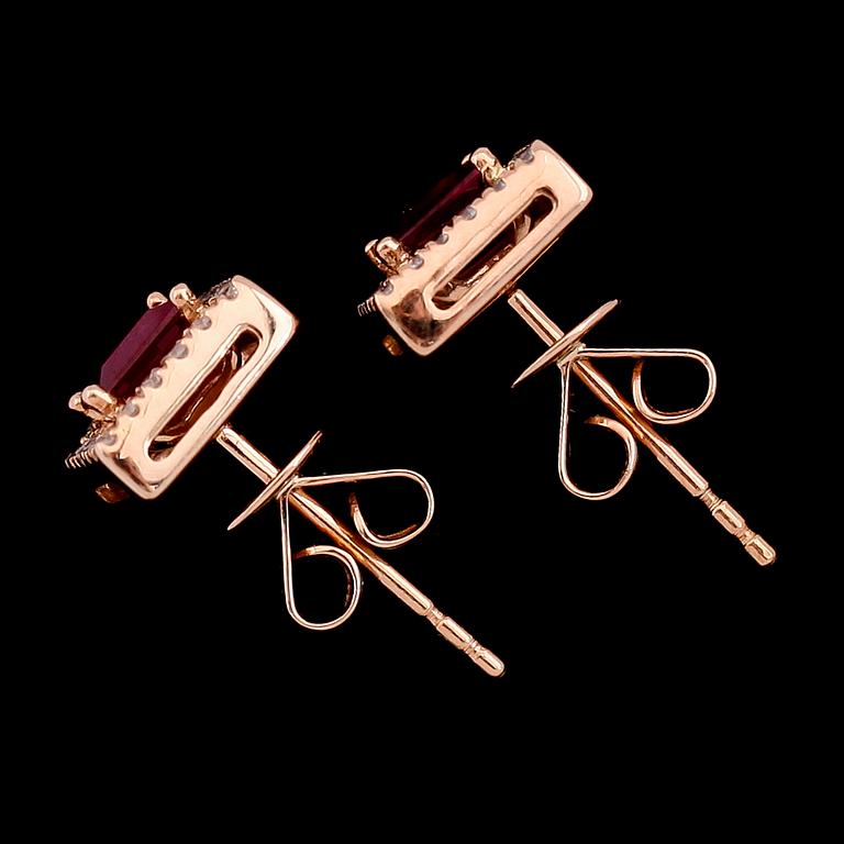 ÖRHÄNGEN, 1 par, 18K roséguld, rubiner tot ca 0.77 ct, diamanter tot ca 0.23 ct.