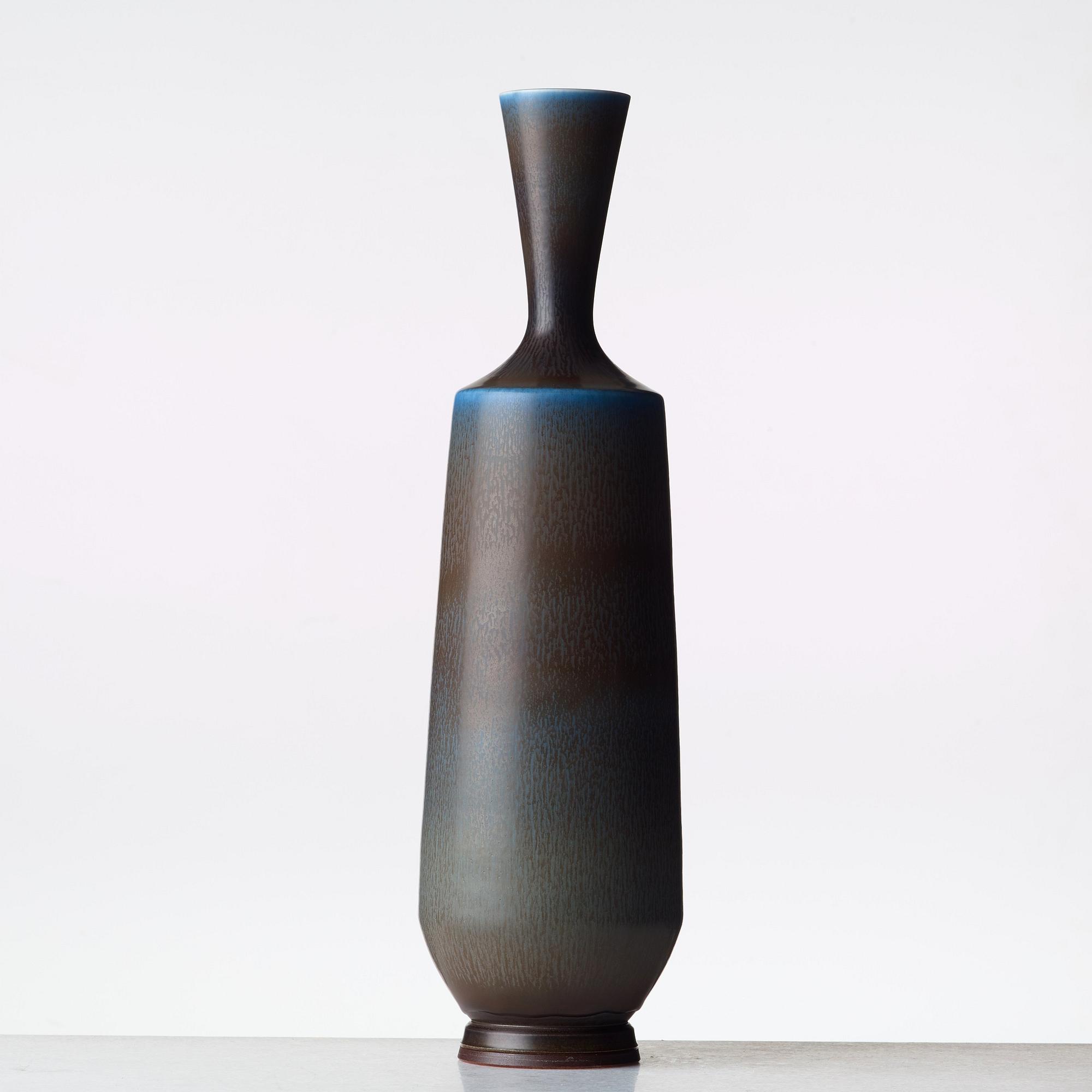 Berndt Friberg, vas, Gustavsbergs studio 1968. Harpälsglasyr i blått och något brunt.