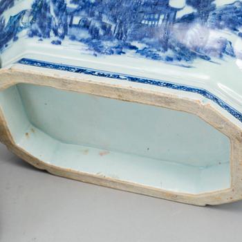 A blue and white export porcelain tureen with cover and dish, Qing dynasty, Qianlong (1736-95).