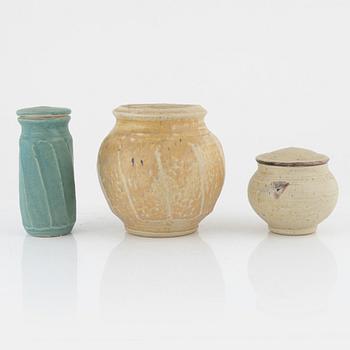 Kerstin Danielsson, vas och urnor med lock, 2 st, egen verkstad, Örby.