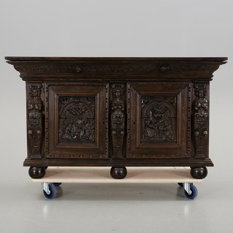 SIDEBOARD/SKÅP, renässansstil. Skulpterad massiv ek. 1800-talets slut.