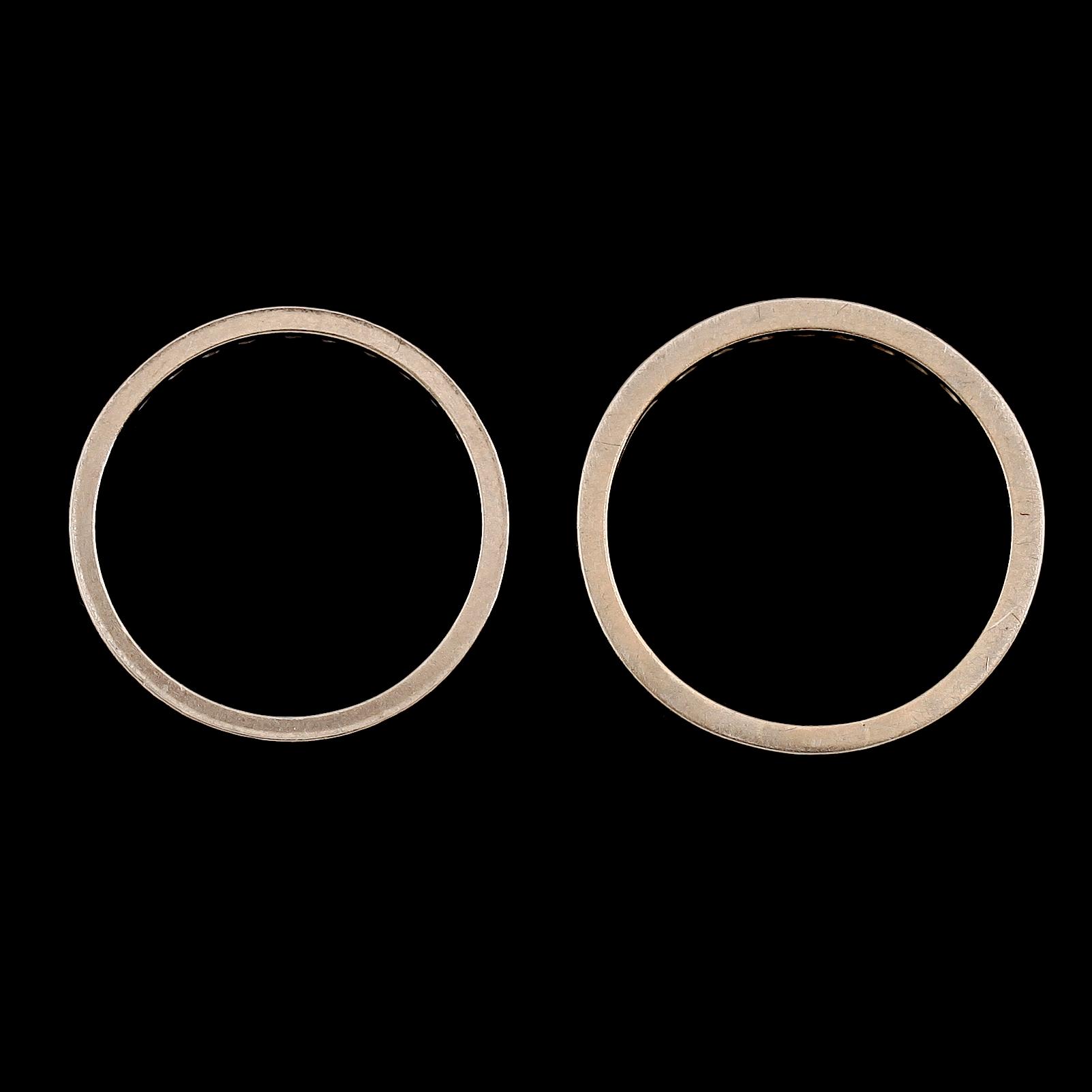 RINGAR, 2 st, 18K vitguld, briljantslipade diamanter. Svenska stämplar GIA 1978 resp MAG 1984. Vikt ca 7 g.