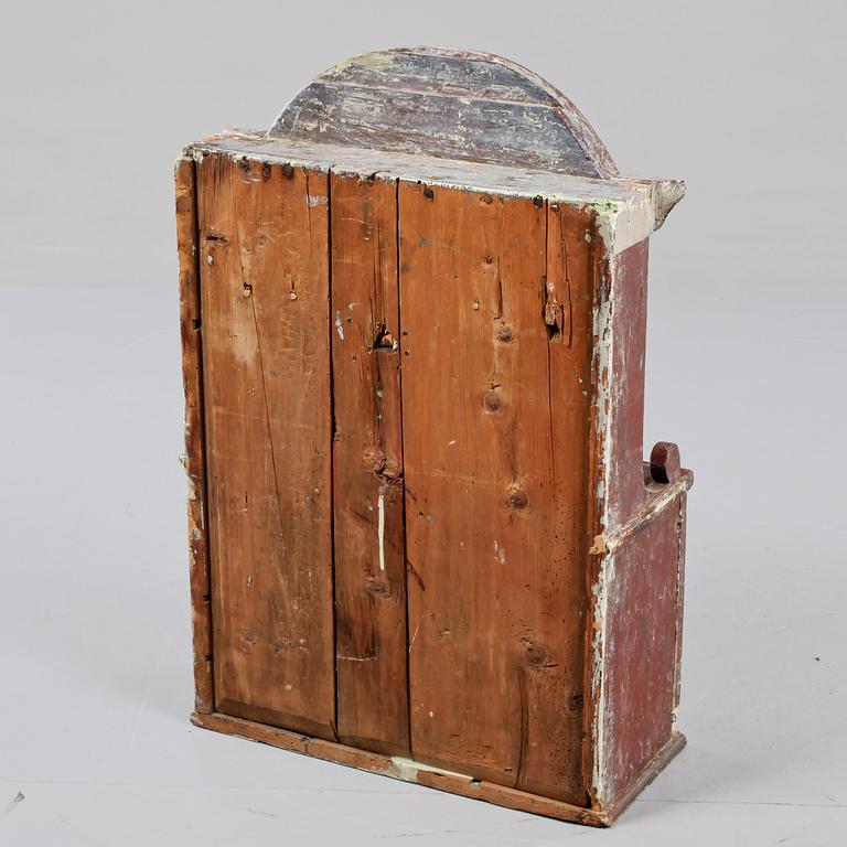 HÄNGSKÅP, allmoge, 1800-tal.