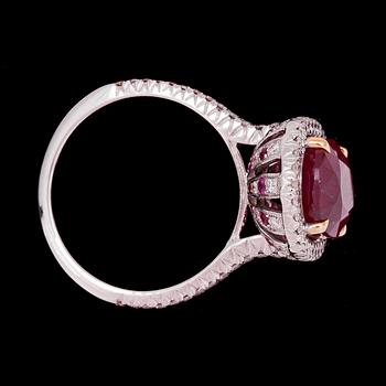 RING, oval ruby, 7.16 cts acc. to cert GRS, and brilliant cut diamonds.