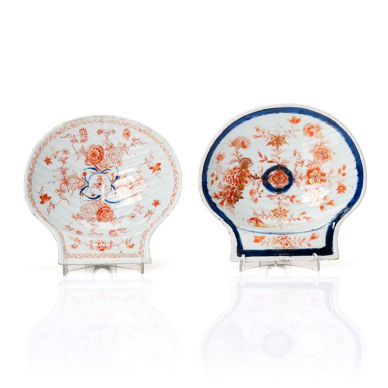 Two Chinese imari butter shells, Qing dynasty, early 18th Century.