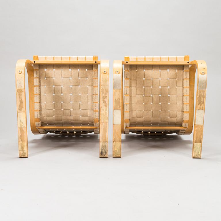 Alvar Aalto, A pair of model 406 armchairs for Artek, 1970s.