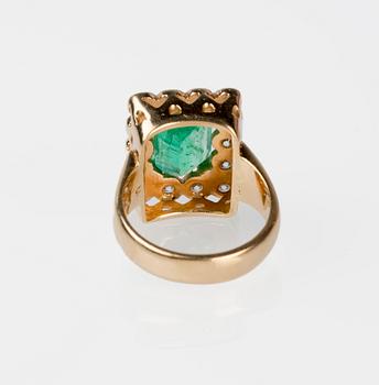 RING, 18K guld med trappslipad smaragd ca 3.00 ct samt vita safirer. Tore Pettersson, Gävle, 2001.