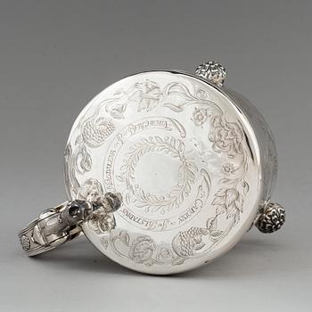Hans Jorgensen Bull (verksam i Trondhjem 1660-1684), dryckeskanna, silver. Barock.