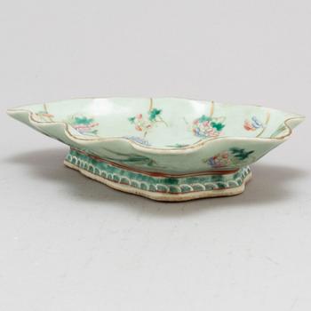 A leaf shaped dish, Qing dynasty, circa 1900.