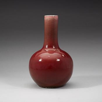 A 'sang de boef' glazed vase, late Qing dynasty.