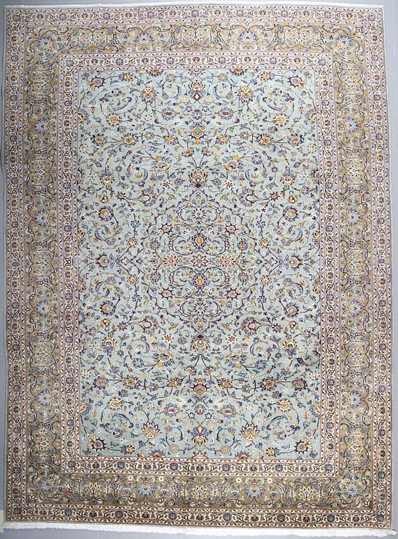 A KESHAN RUG, 405 x 297 cm.