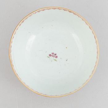A Chinese export porcelain bowl, Qing dynasty, Qianlong (1736-95).