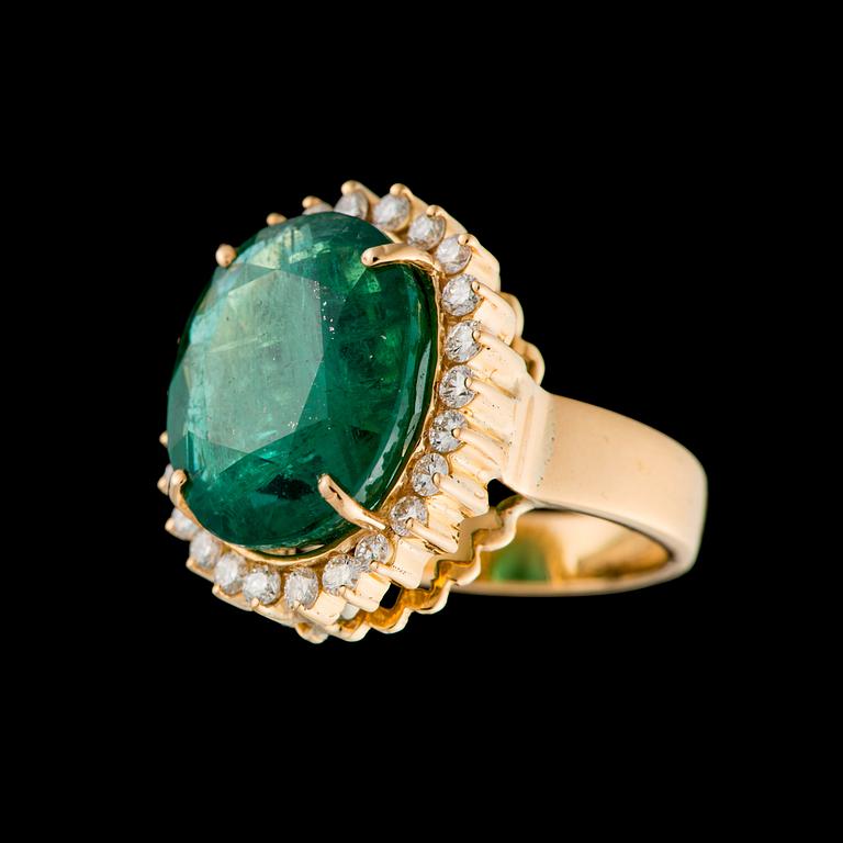 RING, 18K guld, fasettslipad smaragd ca 14,40 ct, briljantslipade diamanter tot. ca 0,75 ct. Vikt ca 13,4 g.