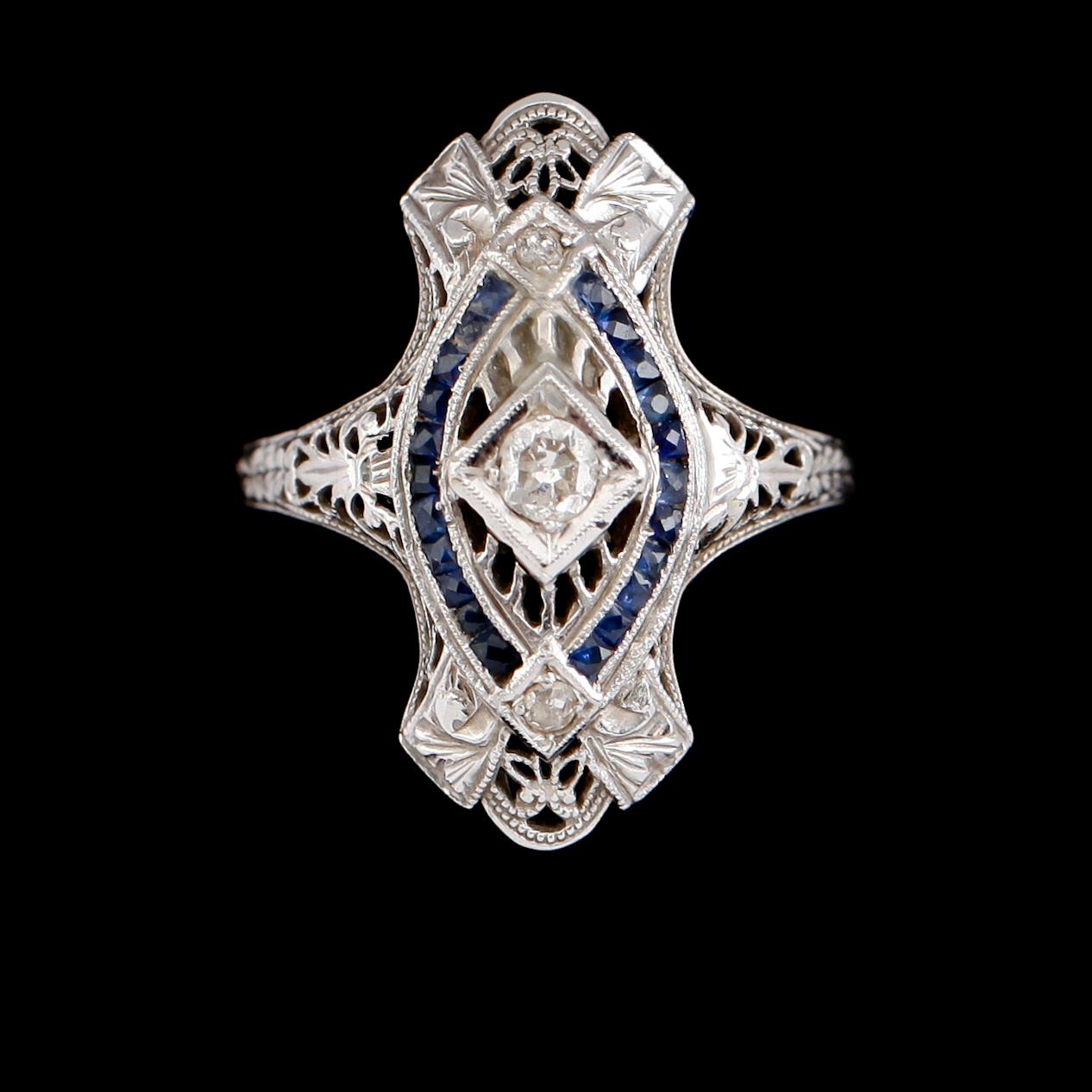RING, 18 k vitguld, diamanter samt safirer, tidigt 1900-tal.